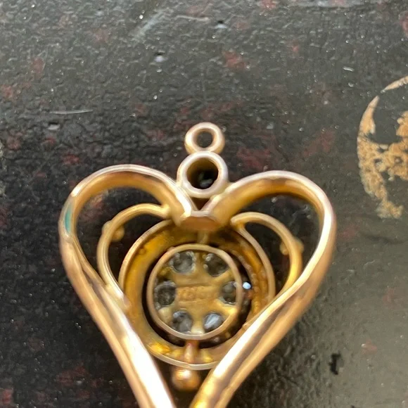 Elegant Antique Gold Heart Pendant with Gemstone - Picture 5 of 7